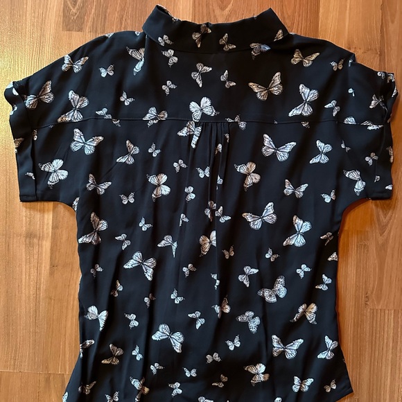 🦋 Butterfly button Down Shirt 🦋 Size Extra Small 🦋 - Picture 2 of 4